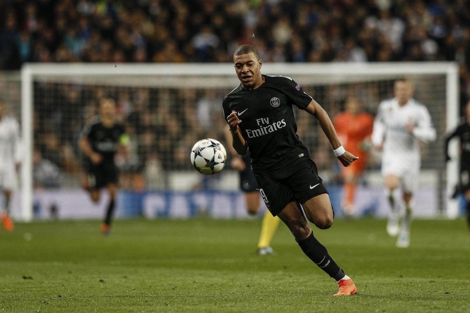 德甲战报：伯格1射1传，霍芬海姆3-0完胜奥格斯堡（德甲：伯格传射建功，霍芬海姆3-0零封奥格斯堡）