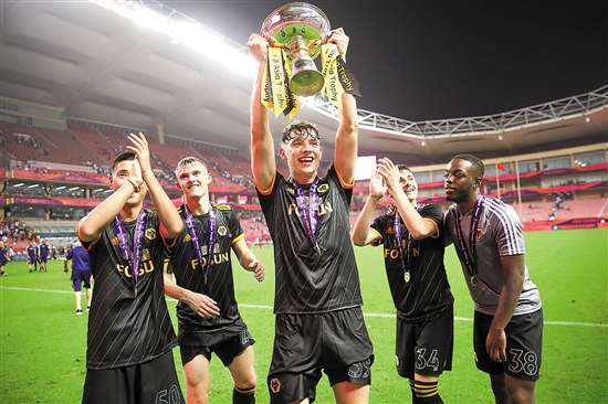 这队的节奏掌控太稳重了（这支球队的节奏把控极为沉稳）