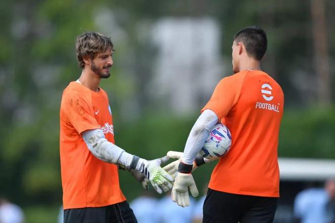 曼晚：曼城预计将在本赛季留下胡桑诺夫（曼晚：曼城计划本赛季留住胡桑诺夫）