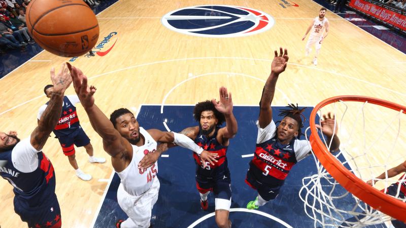 林诗栋刁钻进攻线路对决卡尔伯格顽强防守（林诗栋犀利变线进攻对抗卡尔伯格铁壁防守）