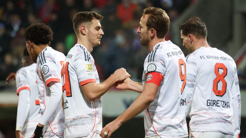 法兰克福球迷诺坎普燃放焰火投掷玻璃杯（法兰克福球迷在诺坎普燃放烟火并投掷玻璃杯）