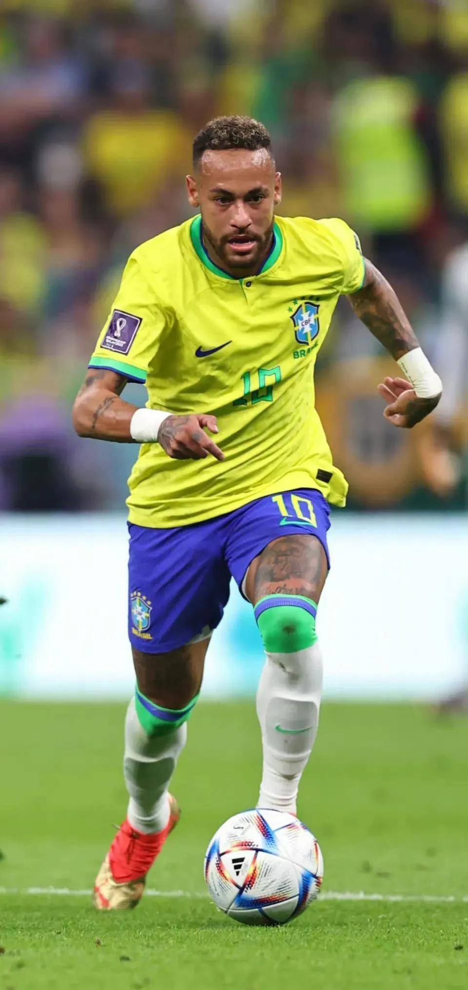 埃里克：阿劳霍是个非常受欢迎的人，我们正敞开双臂等他归来（埃里克：阿劳霍人气极高，我们张开双臂迎接他的回归）