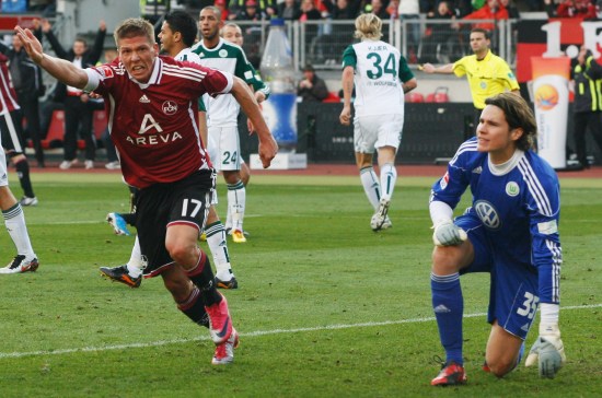 意大利赛车手罗西回忆马拉多纳：我曾单膝跪地亲吻他的左脚（意大利车手罗西忆马拉多纳：曾单膝跪地亲吻其左脚）